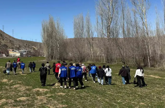 Bayburt’ta gençler çiftlikte ekranlardan uzak bir gün geçirdi
