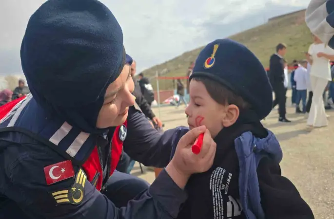 Bayburt’ta jandarması 23 Nisan’ı köy okulunda öğrencilerle kutladı
