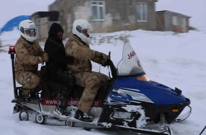 Bayburt’ta kar ve tipi nedeniyle hastaneye gidemeyen vatandaşa jandarma yetişti
