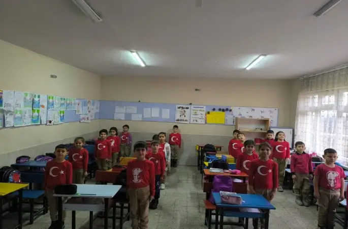 Bayındır’da okullarda 2’inci dönem "Bayrak Sevgisi" temalı etkinliklerle başladı
