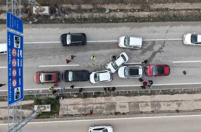 Bayram dönüşü zincirleme kaza: Anne ve iki çocuğu yaralandı
