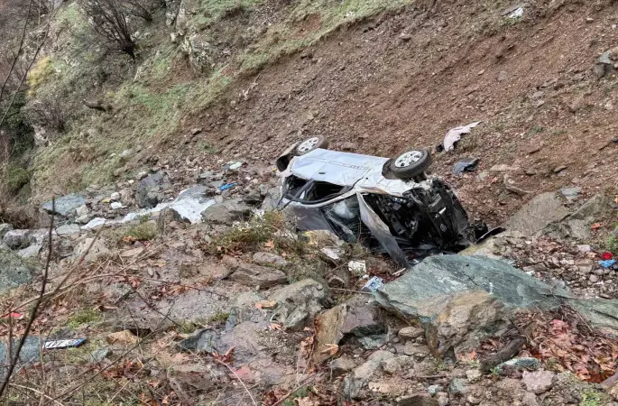 Bayram namazı yolunda kaza: Araç dereye uçtu, 1 kişi hayatını kaybetti
