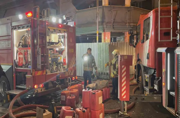 Bayrampaşa’da kimyasal dolu tankın kesimi esnasında yangın çıktı
