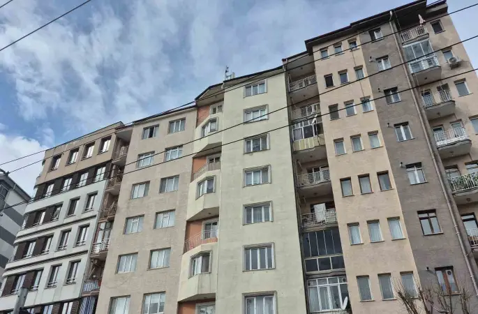 Baz istasyonuna bakım yaparken çatıdan düşen işçi ağır yaralandı
