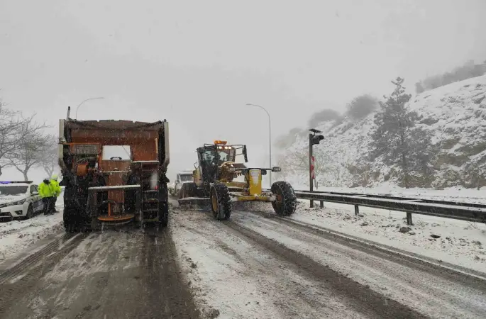 Bazı yollar yoğun kar yağışı nedeniyle trafiğe kapatıldı
