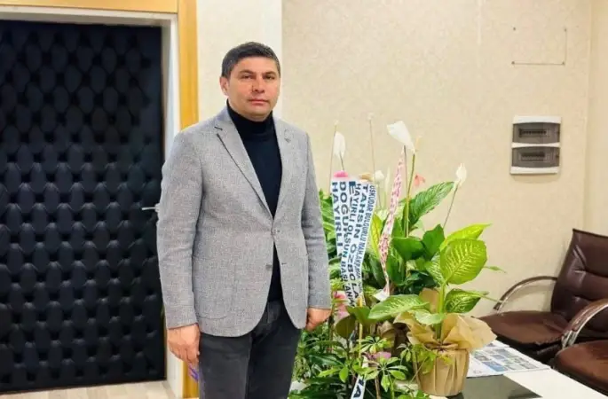 Belediye başkanının sekreterine satırla saldırı: 1 yaralı
