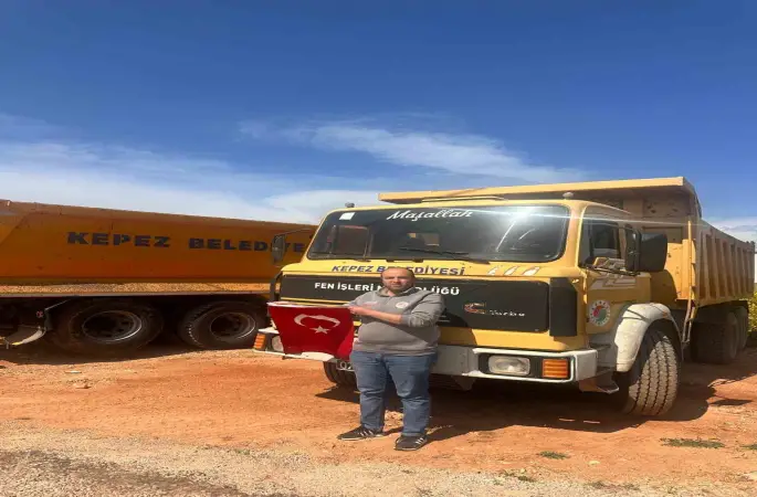 Belediye çalışanının bayrak hassasiyeti
