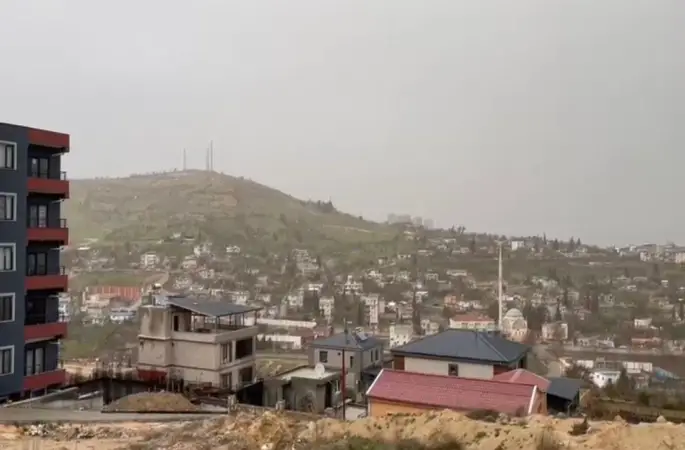 Besni’de toz taşınımı ve sağanak hayatı olumsuz etkiledi
