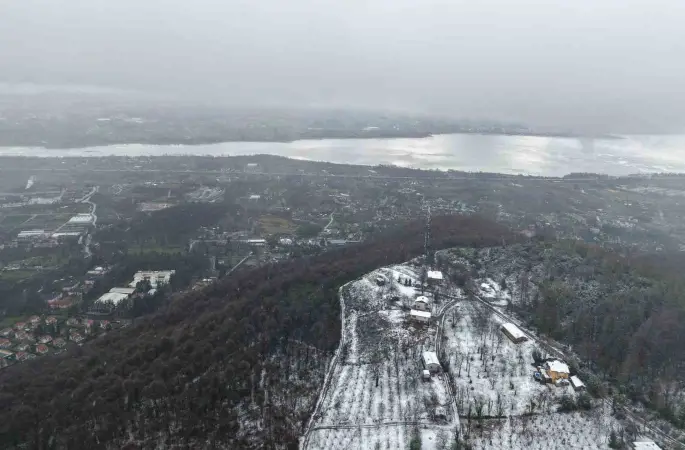 Beyaz örtü Sapanca Gölü’nü besleyen derelere can oldu
