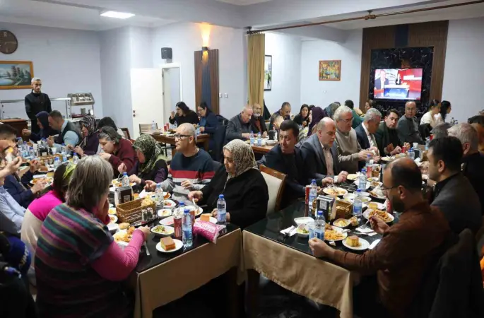 Beyazay ailesi iftarda bir araya geldi
