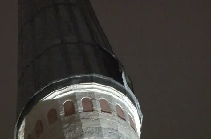 Beyazıt Camii’nin minaresindeki kurşun kaplama lodosta söküldü
