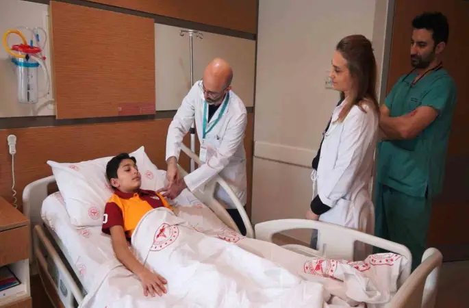 Beyin kanaması geçiren çocuk ameliyatsız tedavi ile hayata tutundu
