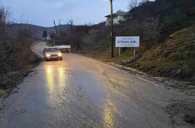 Beypazarı’nda kayalar yolu ulaşıma kapattı
