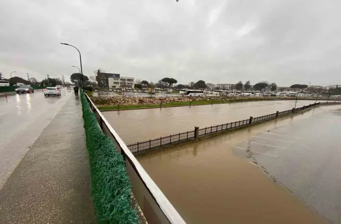 Biga’da Kocabaş Çayı yağış nedeniyle taştı
