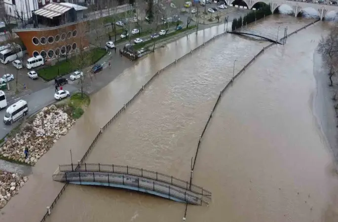 Biga’da yağış nedeniyle taşan Kocabaş Çayı dron ile görüntülendi
