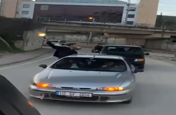 Bilecik’te bir konvoyda havaya ateş eden şahıs pes dedirtti
