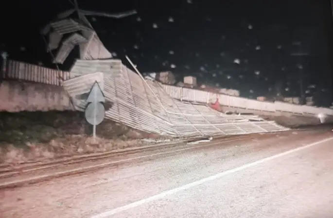 Bilecik’te fırtına fabrikanın çatısını uçurdu
