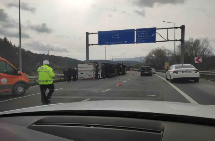 Bilecik’te kontrolden çıkan tır devrildi
