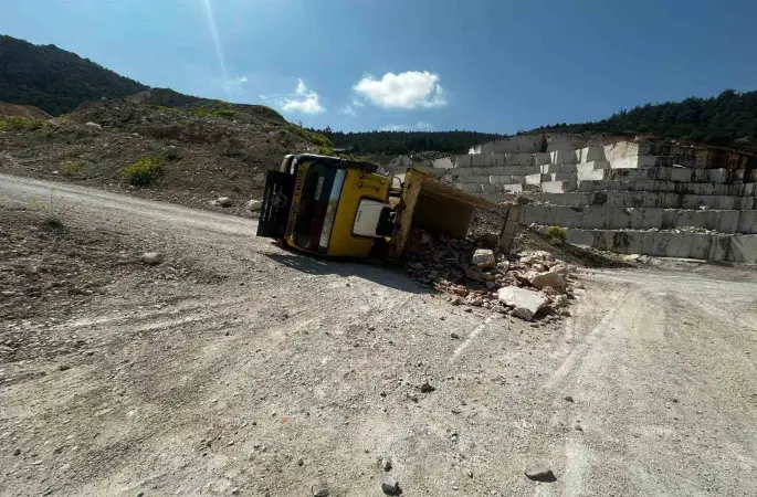 Bilecik’te taş yüklü kamyon devrildi: 2 yaralı

