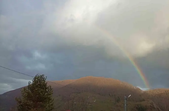 Bin rakımda oluşan gökkuşağı hayran bıraktı
