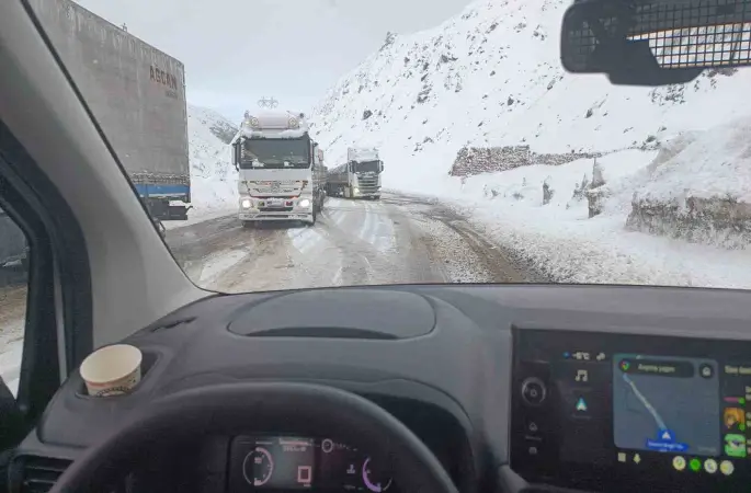 Bingöl-Erzurum kara yolunda kar etkisi: Uzun araç kuyrukları oluştu
