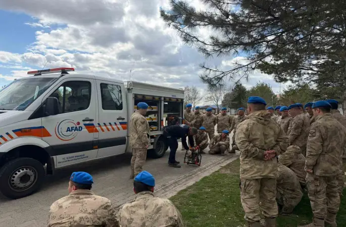 Bingöl’de jandarma personeline enkazda arama kurtarma eğitimi
