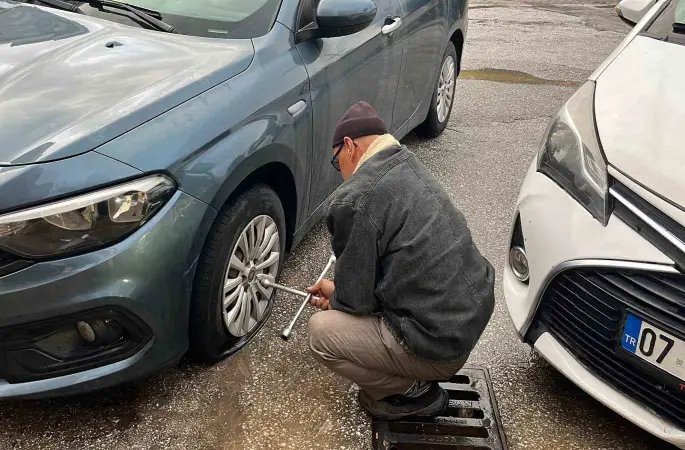 Bisikletli magandalar sürücülerin kabusu oldu: Araçların lastiklerini kesip tuvalete zarar verdiler
