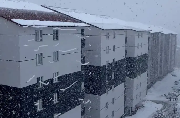Bitlis’te çatıdan caddeye düşen kar kütleleri görsel şölen sundu
