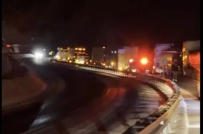 Bitlis’te kapanan yollarda uzun araç kuyrukları oluştu
