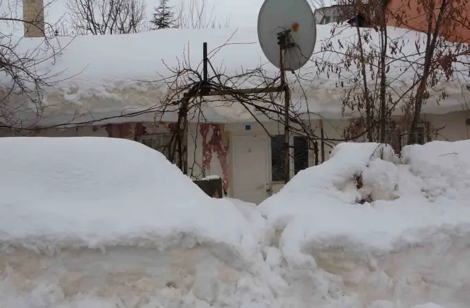 Bitlis’te kar yığınları kardan kaleye dönüştü
