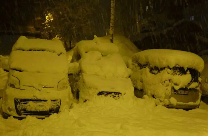 Bitlis’te kent merkezi beyaza büründü
