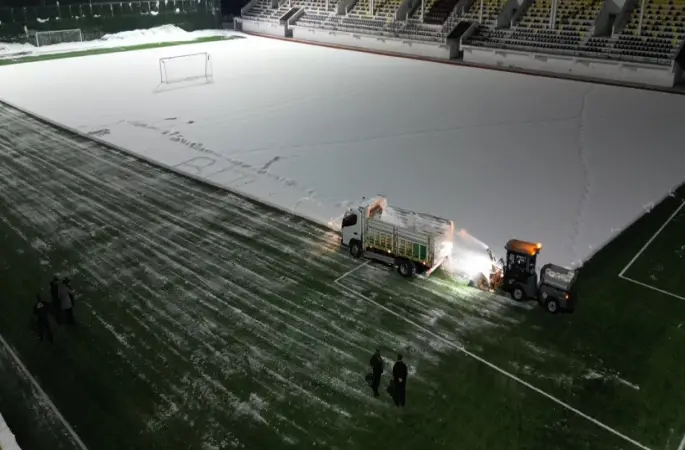 Bitlis’te maç öncesi sahada karla mücadele çalışması

