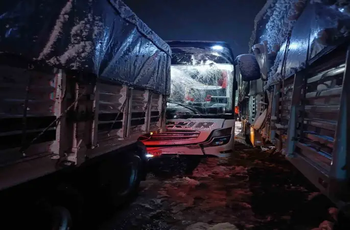 Bitlis’te otobüs tıra arkadan çarptı: 8 yaralı
