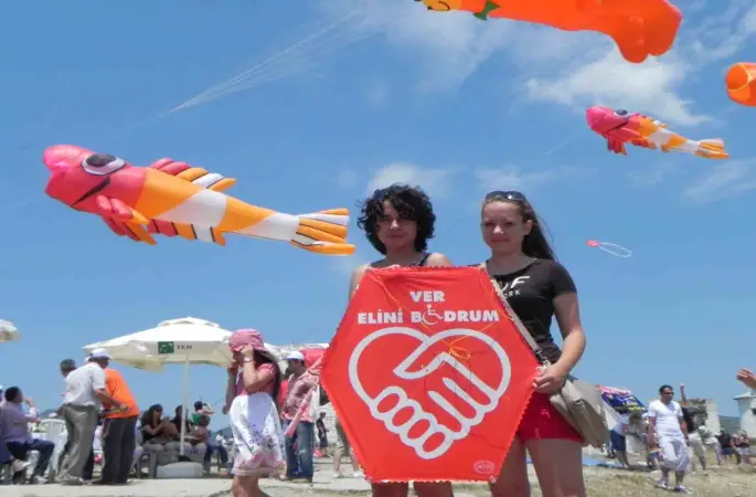 Bodrum uçurtma festivali 21 yıldır engelleri gökyüzünde kaldırıyor
