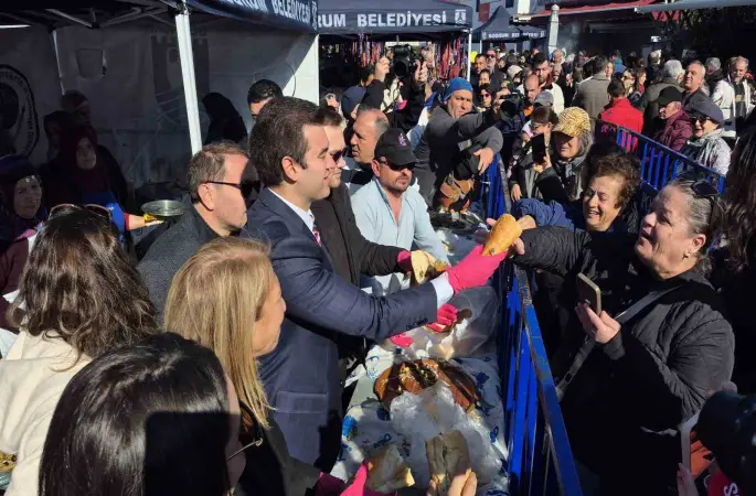 Bodrum’da 3 ton hamsi pişirilerek dağıtıldı
