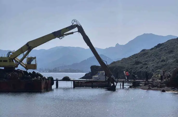 Bodrum’da iskelelerin yıkımına başlandı
