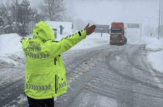 Bolu Dağı’nda D-100 kara yolunun İstanbul yönü ağır tonajlı araç trafiğine kapatıldı
