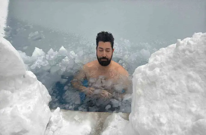 Bolu Dağı’nda eksi 10 derecede buz tutan havuza girdi
