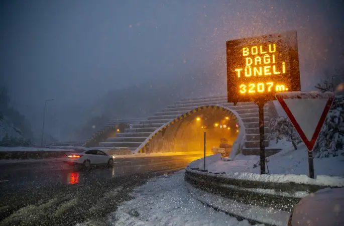 Bolu Dağı’nda Kar Alarmı: Ağır Tonajlı Araçlara Geçiş Yasağı, Trafik Kontrollü Sağlanıyor