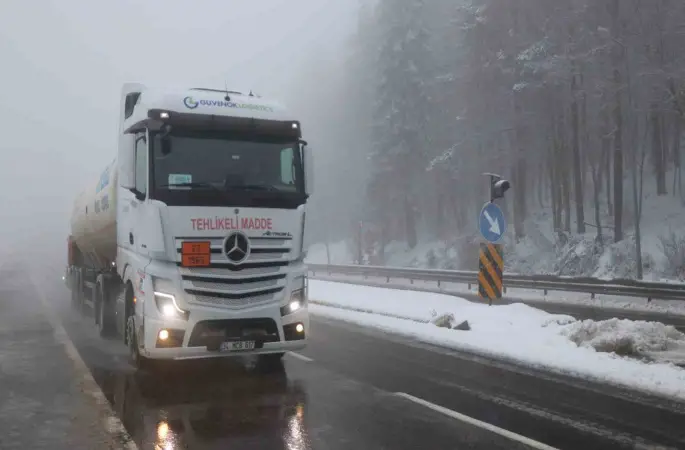 Bolu Dağı’nda sis ve hafif kar yağışı etkili oluyor: Görüş mesafesi 30 metreye düştü
