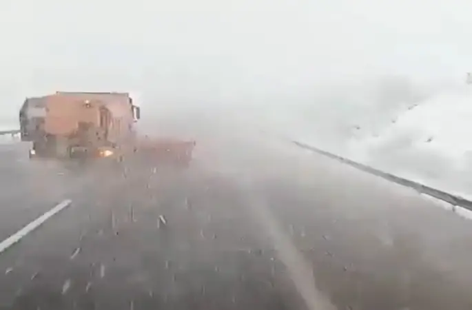 Bolu geçişinde yoğun kar yağışı etkili oldu
