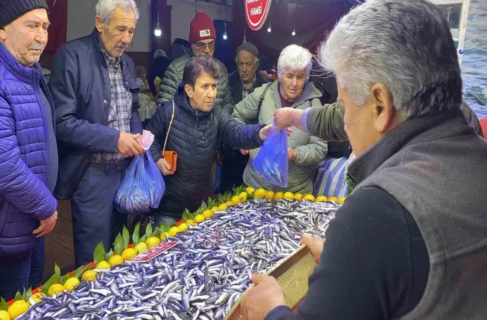 Bolu’da balık tezgahlarında hamsi bolluğu
