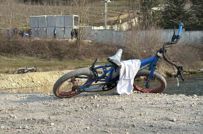 Bolu’da girilmesi yasak olan gölette 13 yaşındaki çocuk boğulma tehlikesi geçirdi
