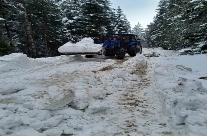 Bolu’da karla kaplanan yayla yollarını köylüler açtı
