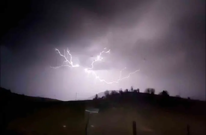 Bolu’da şimşekler geceyi aydınlattı
