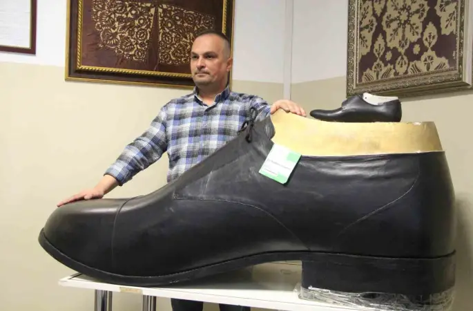 Bolu’da Türkiye’nin en büyük giyilebilir ayakkabısı üretildi: Tam 222 numara
