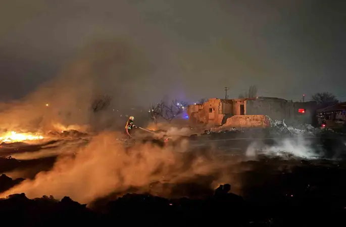 Boş arazide çıkan yangın müstakil eve sıçramadan söndürüldü
