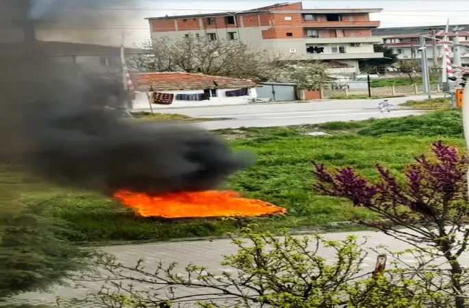 Boş arsada yakılan koltuklar paniğe yol açtı
