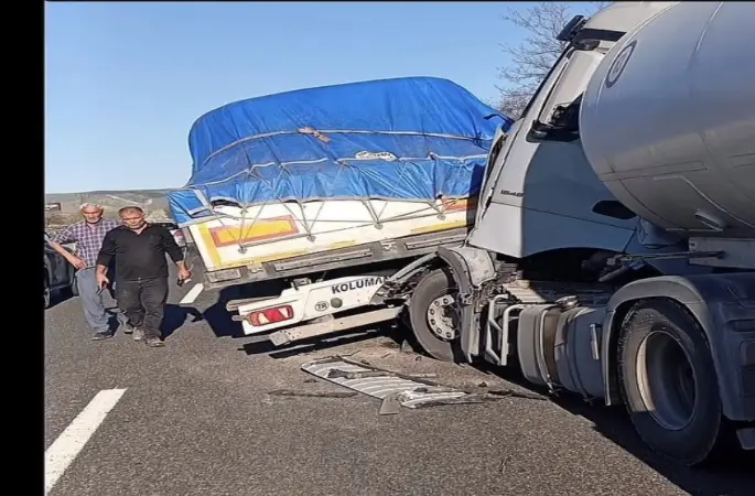 Bozüyük’te 2 tır çarpıştı, 1 yaralı
