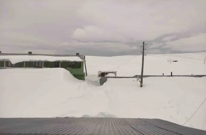 Bülbülan Yaylası’nda evler kara gömüldü
